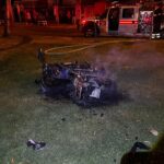 Una motocicleta fue quemada por una multitud en el sector Virgen de Bronce tras la captura de tres acusados de un asalto.