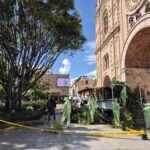 Personal de la EMAC EP cumplió con una inspección y poda del área verde del Parque Calderón, tras la caída de un árbol.