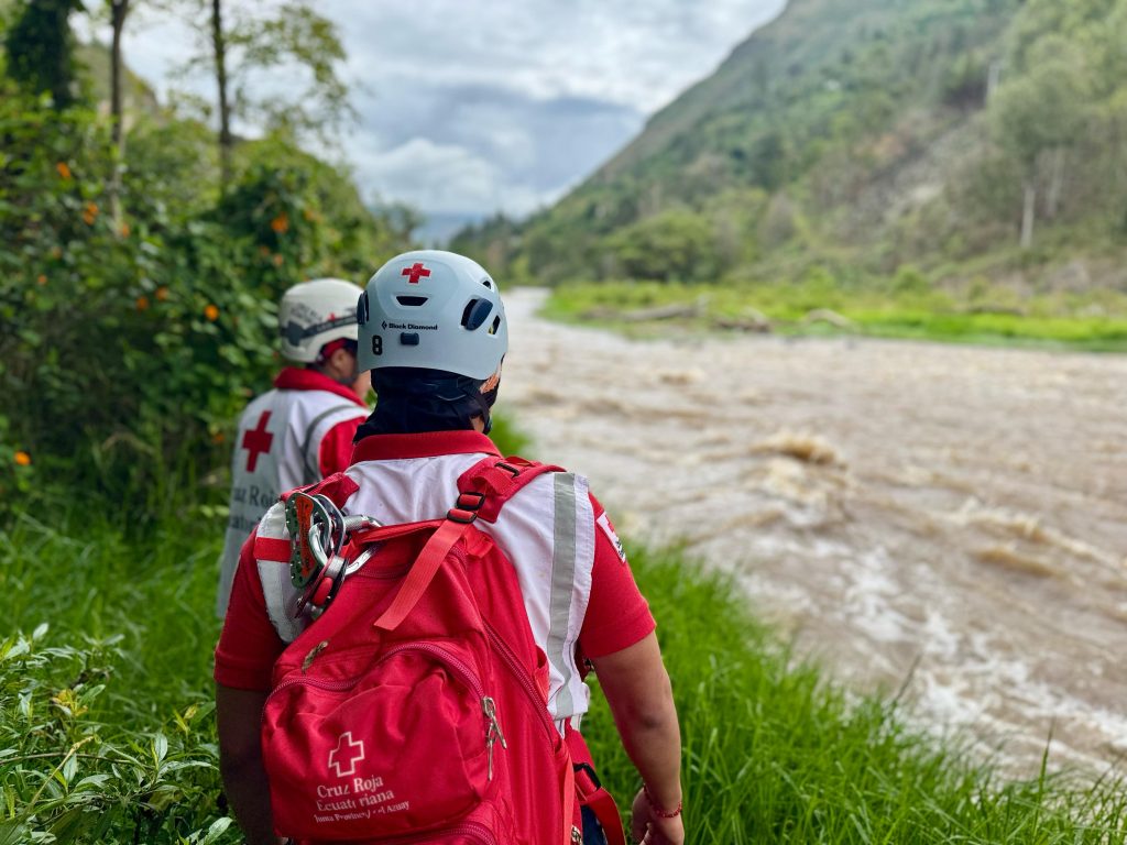 Varias instituciones de socorro participaron en la búsqueda de Darío Octavio Hidalgo Tapia, a lo largo del río Tomebamba con dirección hacia Mazar.