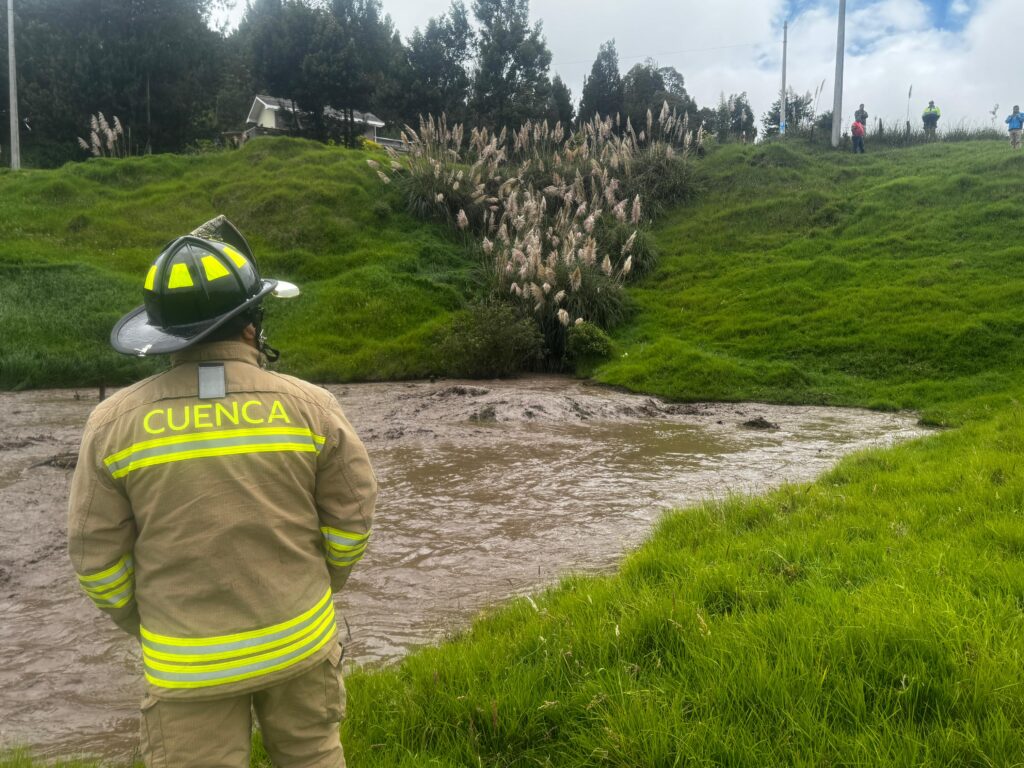 Técnicos evalúan las zonas afectadas por inundación y presencia de lodo en pastizales.