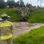 Técnicos evalúan las zonas afectadas por inundación y presencia de lodo en pastizales.