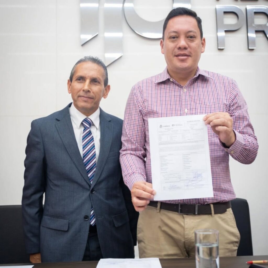 Víctor Hugo Molineros y el alcalde Cristian Zamora, durante la posesión del nuevo Registrador de la Propiedad del cantón Cuenca. Cortesía