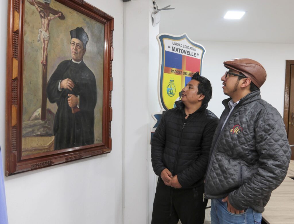 Carlos Lituma, integrante del colectivo Barojo y Carlos Mosquera, coordinador del Departamento de Cultural de la Unidad Educativa “Matovelle”. XCA