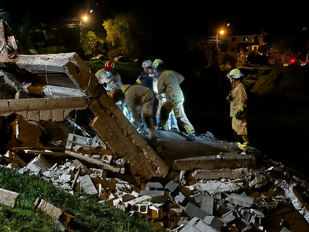 Personal del Cuerpo de Bomberos de Cuenca acudió a la emergencia por colapso de una vivienda.