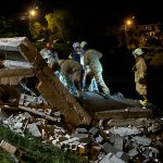 Personal del Cuerpo de Bomberos de Cuenca acudió a la emergencia por colapso de una vivienda.