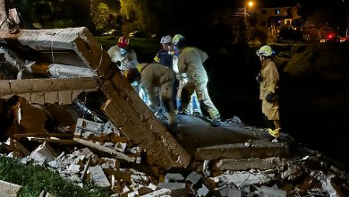 Personal del Cuerpo de Bomberos de Cuenca acudió a la emergencia por colapso de una vivienda.