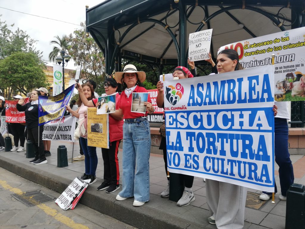 Representantes de organizaciones por los derechos de los animales se dieron cita al plantón convocado en la Glorieta del Parque Calderón de Cuenca. /FCS