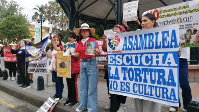 Representantes de organizaciones por los derechos de los animales se dieron cita al plantón convocado en la Glorieta del Parque Calderón de Cuenca. /FCS