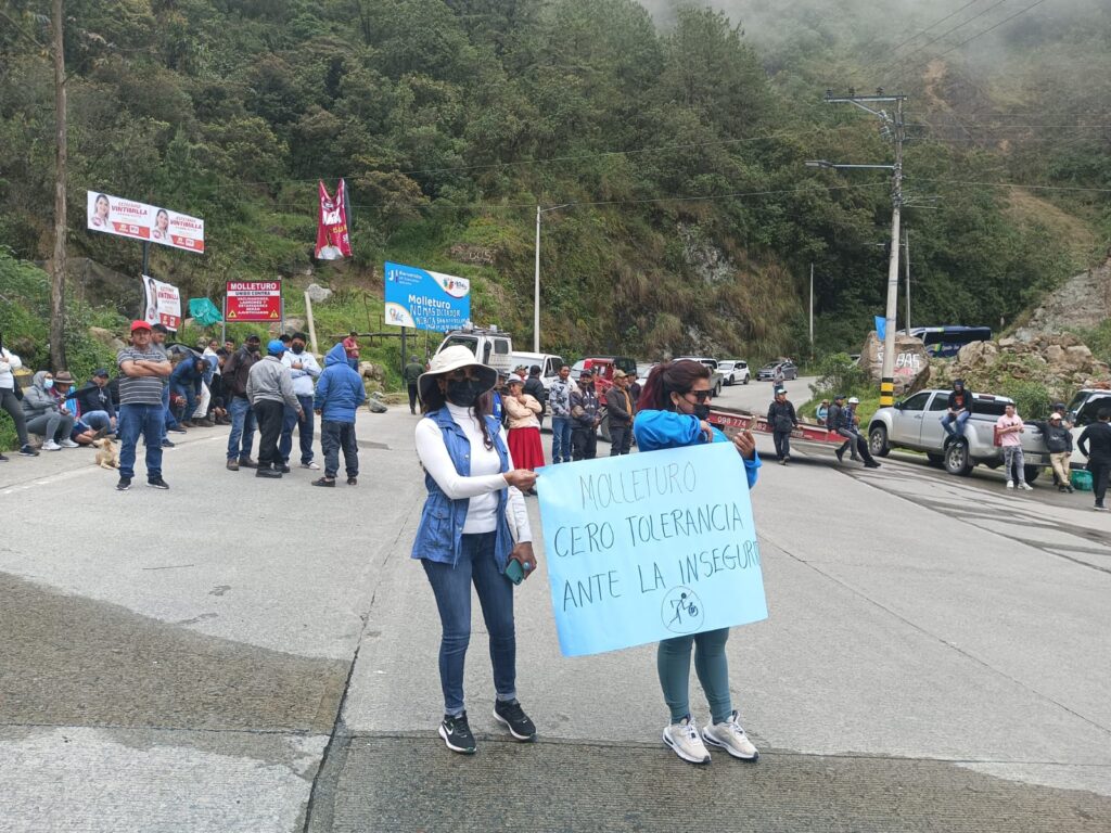 Ciudadanos cerraron el paso vehicular en Molleturo para exigir mayor seguridad.