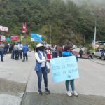 Ciudadanos cerraron el paso vehicular en Molleturo para exigir mayor seguridad.