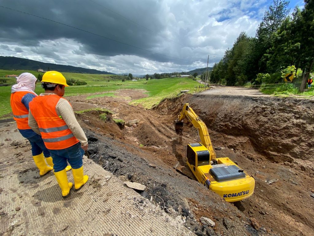 Personal y maquinaria del Ministerio de Transporte y Obras Públicas (MTOP) trabaja en el kilómetro 22 de la vía Cuenca-Girón-Pasaje, que colapsó totalmente el 19 de febrero.
