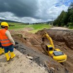 Personal y maquinaria del Ministerio de Transporte y Obras Públicas (MTOP) trabaja en el kilómetro 22 de la vía Cuenca-Girón-Pasaje, que colapsó totalmente el 19 de febrero.