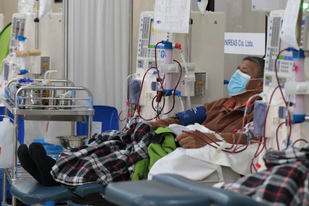 Un paciente se realiza una diálisis en las instalaciones de la Unidad de Servicios Renales del Austro (Unireas).