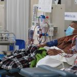 Un paciente se realiza una diálisis en las instalaciones de la Unidad de Servicios Renales del Austro (Unireas).