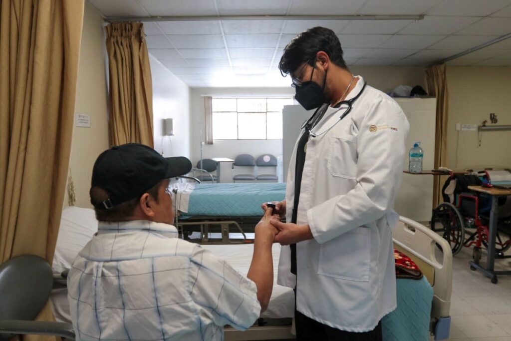 Jackson Yanzahuano recibe acompañamiento en la Fundación al Servicio del Enfermos del Cáncer (FASEC-HSI).