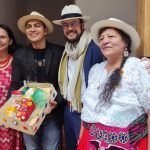 Jonathan Koupermann, titular de la Dirección de Cultura del Municipio; Blanca Guambaña, instructora del tejido de paja toquilla en la entrega de la "Guagua del Carnaval", en el Museo Municipal de la Paja Toquilla.