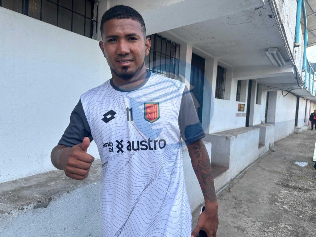 El jugador Luis Estupiñán durante su primera práctica con el Club Deportivo Cuenca.