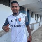 El jugador Luis Estupiñán durante su primera práctica con el Club Deportivo Cuenca.