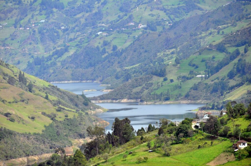 El embalse Mazar posee una longitud de 31 kilómetros que acumula un volumen total de 410 millones de metros cúbicos de agua.