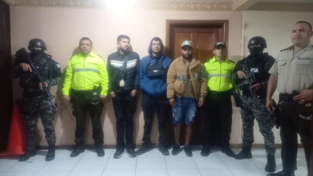 Tres ciudadanos colombianos, con orden de deportación, fueron detenidos y enviados a su país.