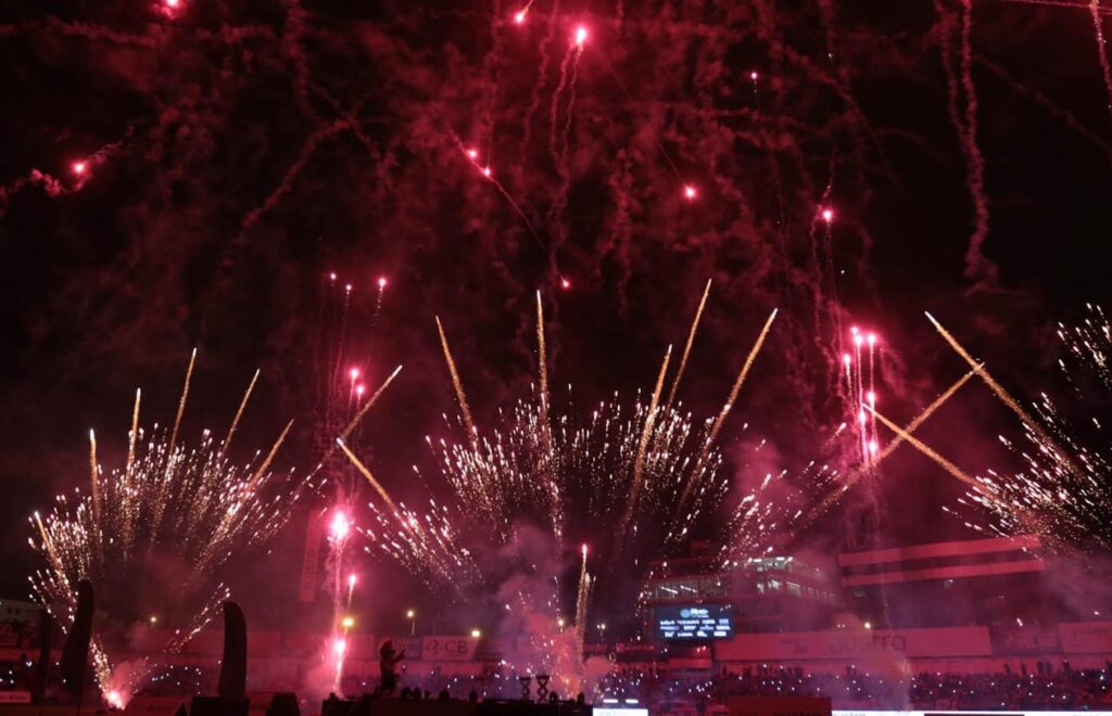 La ordenanza establece límites a la pirotecnia, regula horarios y reduce la carga explosiva para minimizar la contaminación acústica.