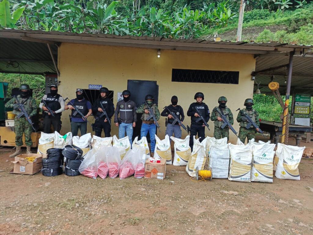 Personal policial y militar durante el decomiso de material explosivo en Ponce Enríquez.