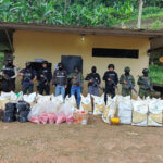 Personal policial y militar durante el decomiso de material explosivo en Ponce Enríquez.