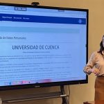Alexandra García, del Laboratorio MediaLab de la Universidad de Cuenca, explica el funcionamiento de la plataforma ‘Prepárate UCuenca’.