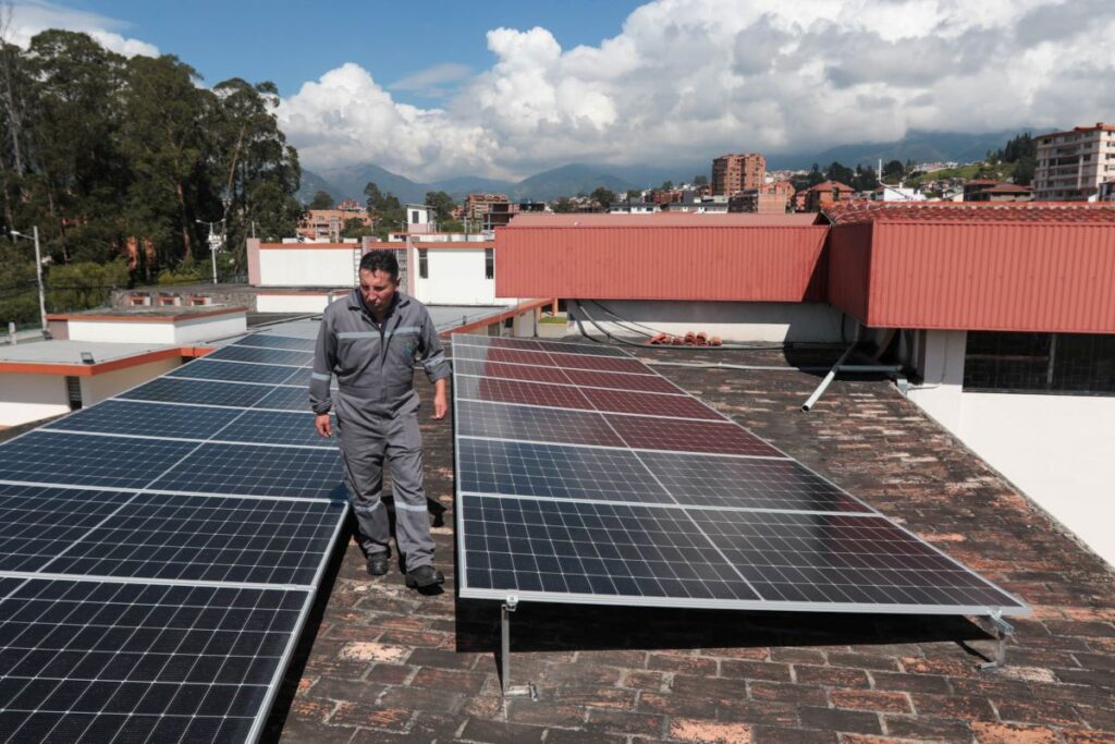 Víctor Coronel, del área de mantenimiento de la Unidad Educativa “Sagrados Corazones” en el espacio de instalación de paneles solares.