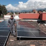 Víctor Coronel, del área de mantenimiento de la Unidad Educativa “Sagrados Corazones” en el espacio de instalación de paneles solares.