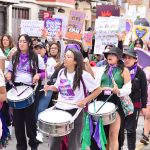 Activistas marchan por el Centro Histórico exigiendo igualdad de derechos para las mujeres y justicia para las víctimas de femicidio.