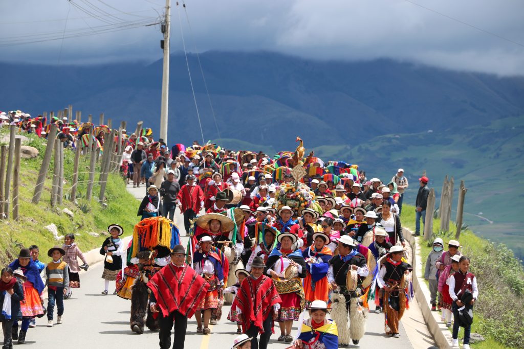 Grupos de familias y comunidades cañaris se reúnen con trajes coloridos y recorren las calles para dar inicio al Lalay Raymi.