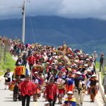 Grupos de familias y comunidades cañaris se reúnen con trajes coloridos y recorren las calles para dar inicio al Lalay Raymi.