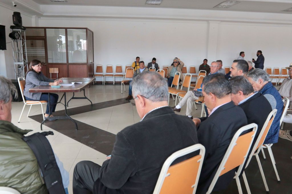 Asamblea Gran Cruzada por la Vialidad del Azuay .