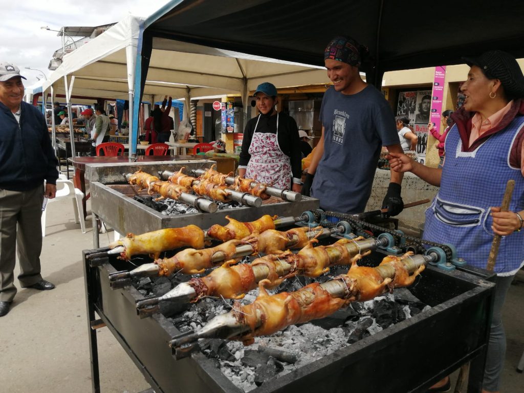 Vecinos del barrio La Dolorosa de Machángara participan en este tradicional evento gastronómico. /FCS