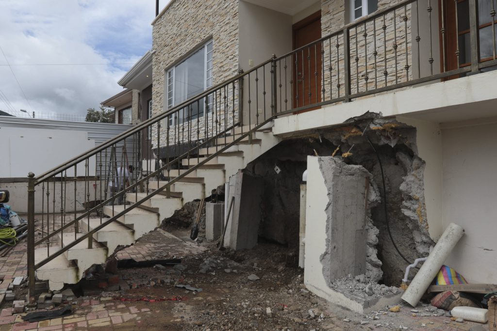 Destruido quedó el acceso a una vivienda del sector Challuabamba debido al hundimiento del terreno en la calle Cultura El Inga y predios aledaños.