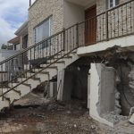 Destruido quedó el acceso a una vivienda del sector Challuabamba debido al hundimiento del terreno en la calle Cultura El Inga y predios aledaños.