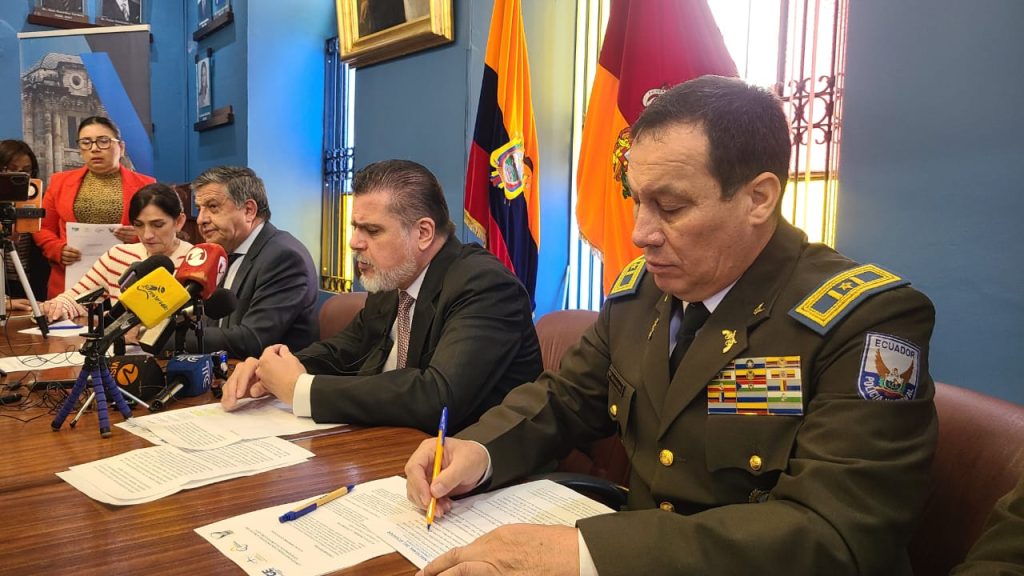 Firma de acuerdo para capacitación de policías en Azuay. Participaron Byron Reyes, comandante Policía Zona 6; Ernesto Robalino, director provincial Consejo Judicatura; Leonardo Amoroso, fiscal Provincial del Azuay y Julia Elena Vázquez, presidenta Corte de Justicia Azuay.