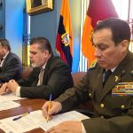 Firma de acuerdo para capacitación de policías en Azuay. Participaron Byron Reyes, comandante Policía Zona 6; Ernesto Robalino, director provincial Consejo Judicatura; Leonardo Amoroso, fiscal Provincial del Azuay y Julia Elena Vázquez, presidenta Corte de Justicia Azuay.