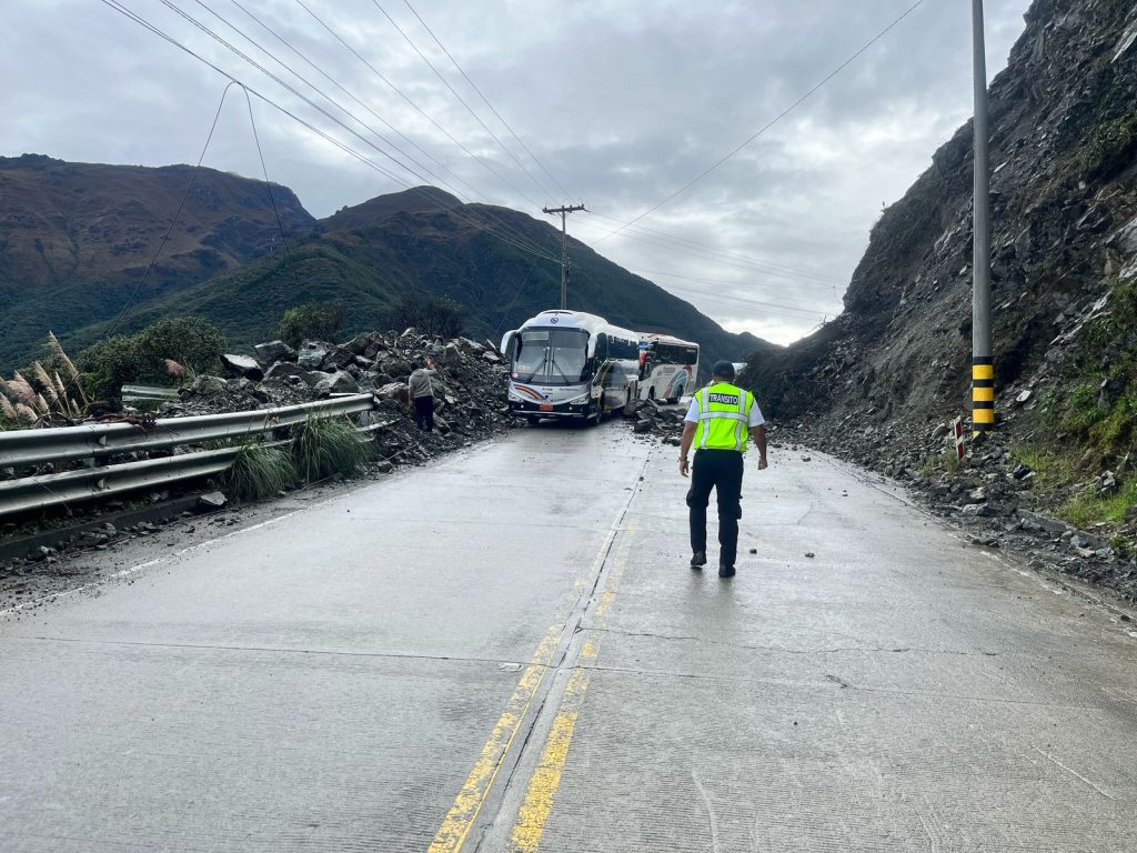 Maquinaria y personal se remitieron a los puntos viales afectados por las precipitaciones recientes en Azuay. /Cortesía