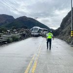Maquinaria y personal se remitieron a los puntos viales afectados por las precipitaciones recientes en Azuay. /Cortesía