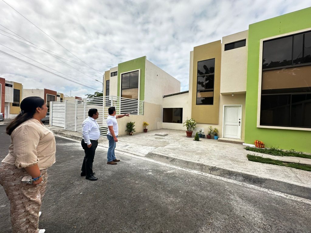 El Banco del Instituto Ecuatoriano de Seguridad Social (BIESS) debe ofrecer préstamos a un interés del 4,98 % para la compra de casas de interés social.