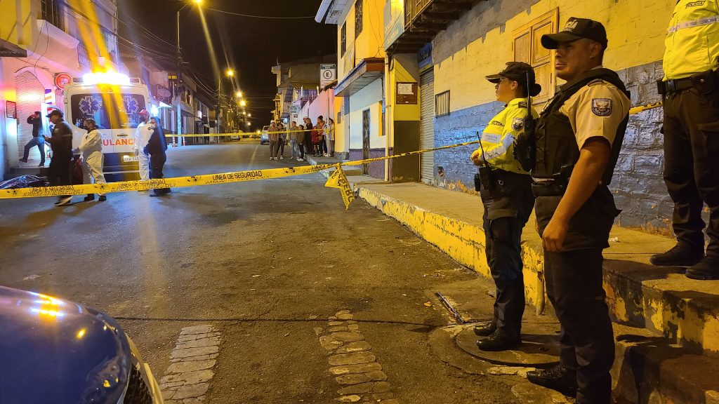 La Policía Nacional inició con el proceso de investigación del asesinato de un joven en la parroquia Ricaurte, en Cuenca.