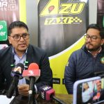 Eduardo Andrade y Henry López , representantes de la Unión de Taxis del Azuay durante rueda de prensa.