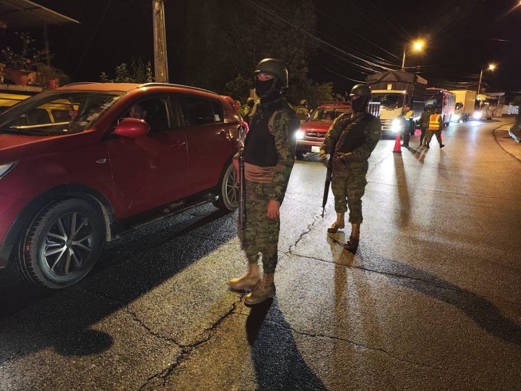 Las Fuerzas Armadas y otras instituciones de seguridad realizaron un operativo CAMEX en la vía Cuenca-Molleturo.