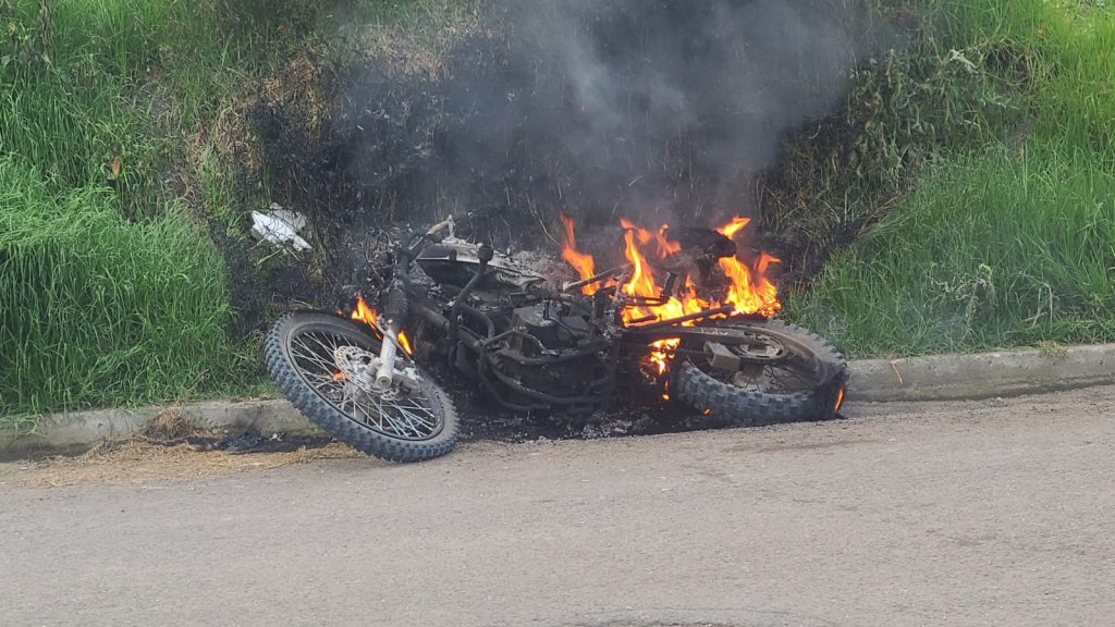 Habitantes incineraron una motocicleta que era utilizada por dos jóvenes acusados de asaltar a dos mujeres en la vía a Punta Corral, en la parroquia Turi.