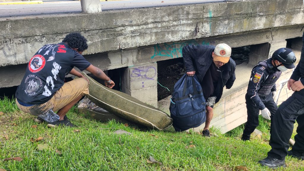 Guardia Ciudadana y EMAC EP retiran objetos debajo de un puente en Cuenca, durante un operativo de control para recuperar los espacios públicos.