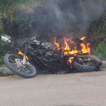 Habitantes incineraron una motocicleta que era utilizada por dos jóvenes acusados de asaltar a dos mujeres en la vía a Punta Corral, en la parroquia Turi.