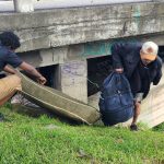 Guardia Ciudadana y EMAC EP retiran objetos debajo de un puente en Cuenca, durante un operativo de control para recuperar los espacios públicos.