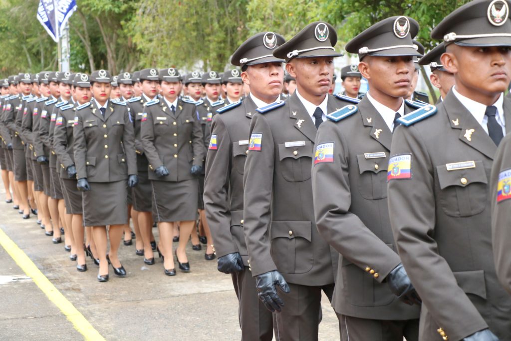 Los nuevos policías juran proteger y servir al país, reafirmando su compromiso con la seguridad y la justicia.